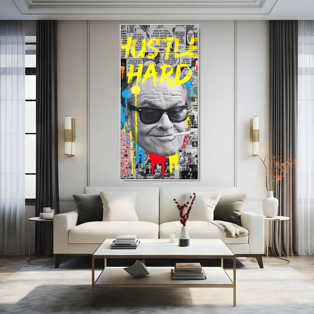 Tablou canvas cu tablou portret jack nicholson cu ochelari si tigara, in rama de aluminiu argintiu, pe perete intr-un living